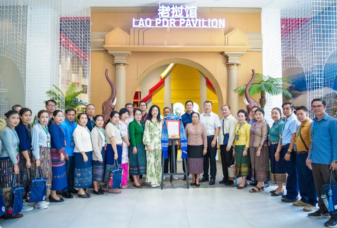 老撾建國(guó)陣線(xiàn)中央副主席、紀(jì)委書(shū)記希帕占&middot;南塔馮薩率團(tuán)到中新物流園、匯聚中心參觀(guān)考察